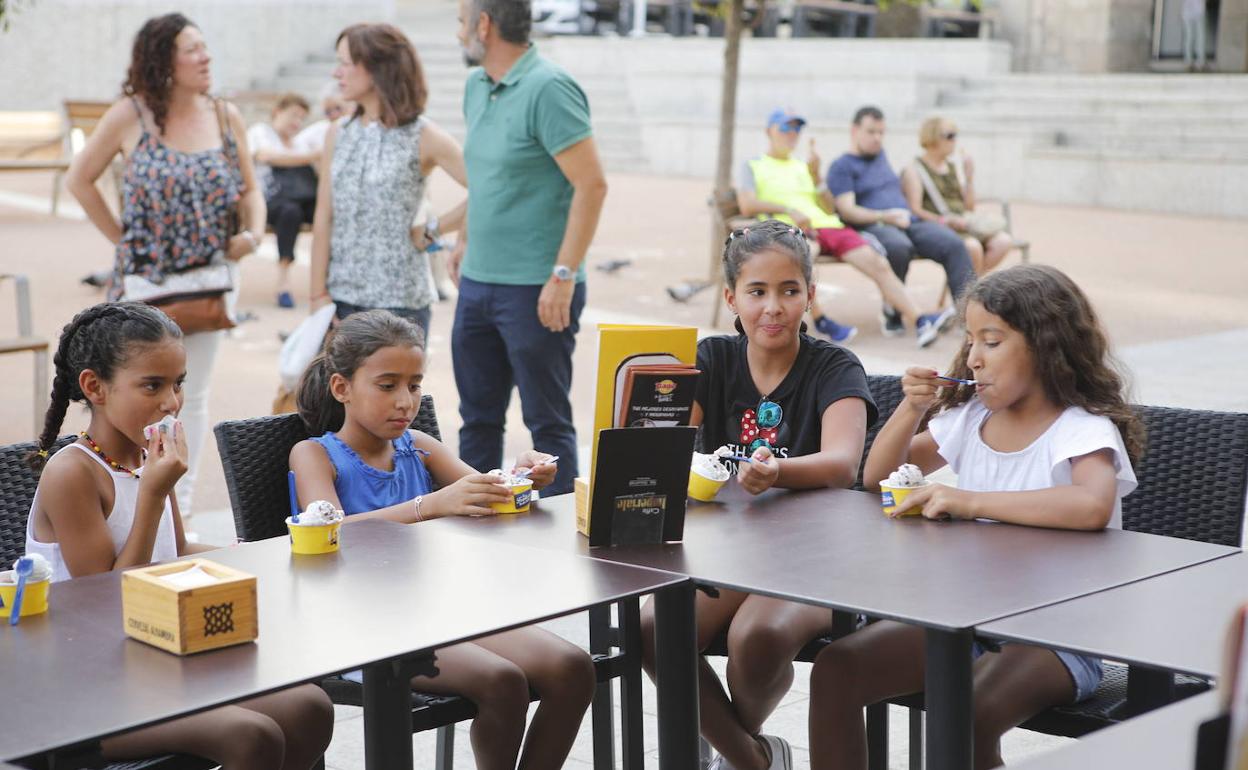 Niñas saharauis en Cáceres en el verano de 2019. 