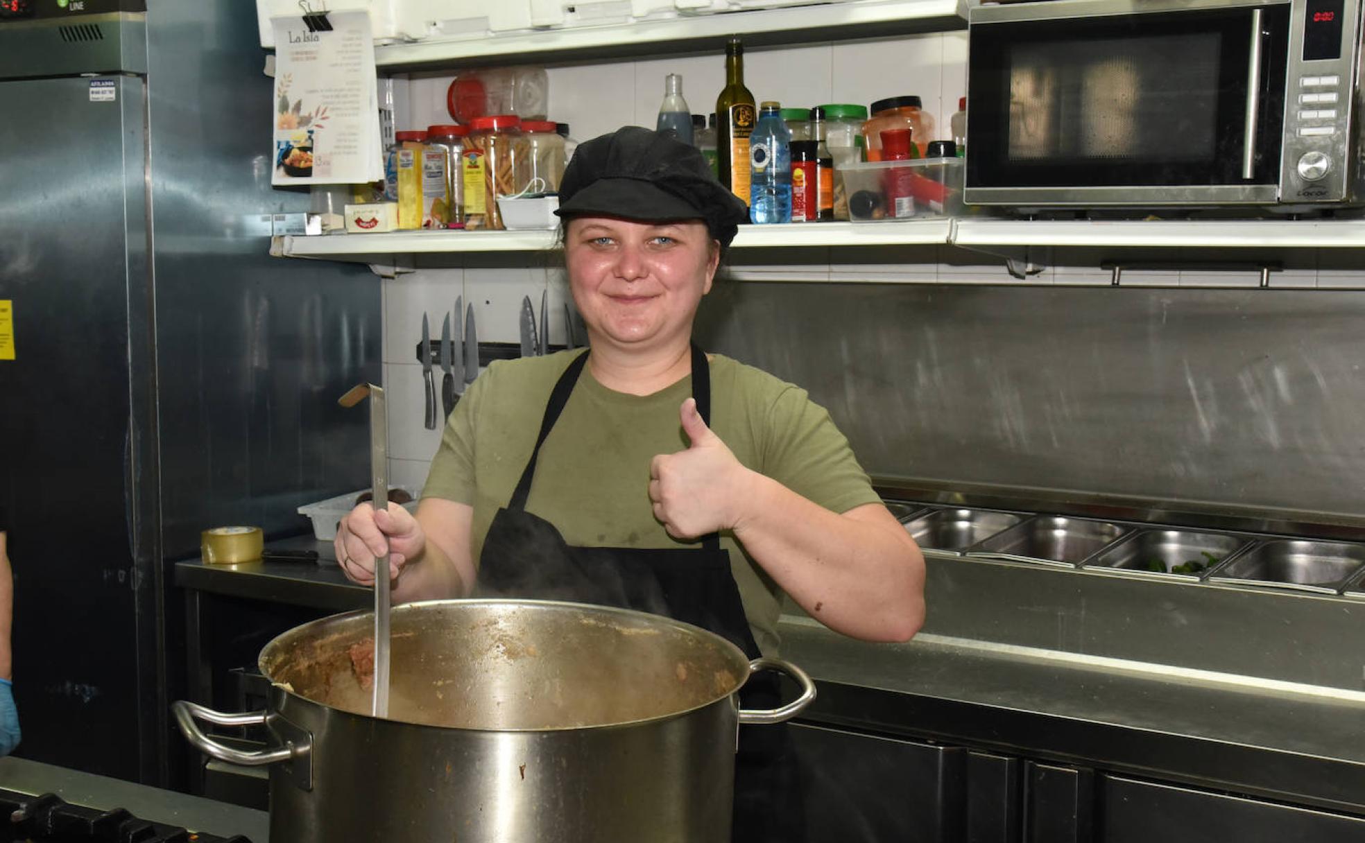 Oksana, feliz en su primer día de trabajo como ayudante de cocina en el restaurante La Isla. 