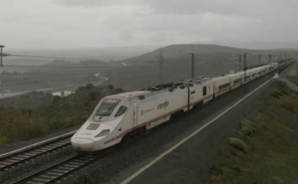 ren híbrido Alvia circulando por la doble vía electrificada instalada entre Plasencia y Cáceres