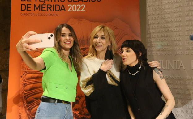 Elena Ballesteros, Ella Matilla y Angi en la presentación del Festival de Teatro de Mérida