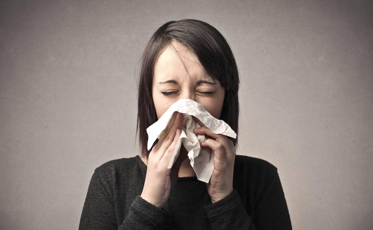 Una mujer muestra síntoma de alergia primaveral.