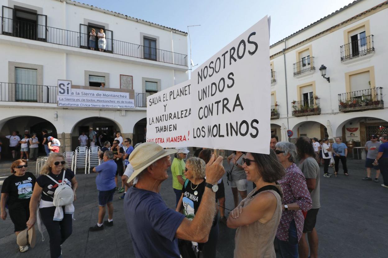 Manifestación en Montánchez contra los proyectos de parques eólicos en la zona. 