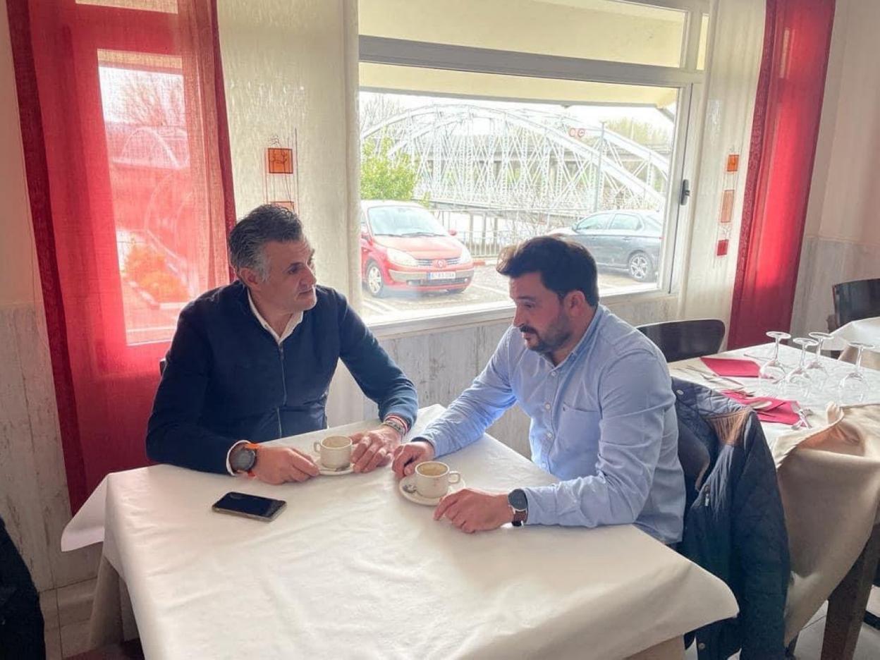 El alcalde de Coria tomando un café con el presidente de Adesval. 