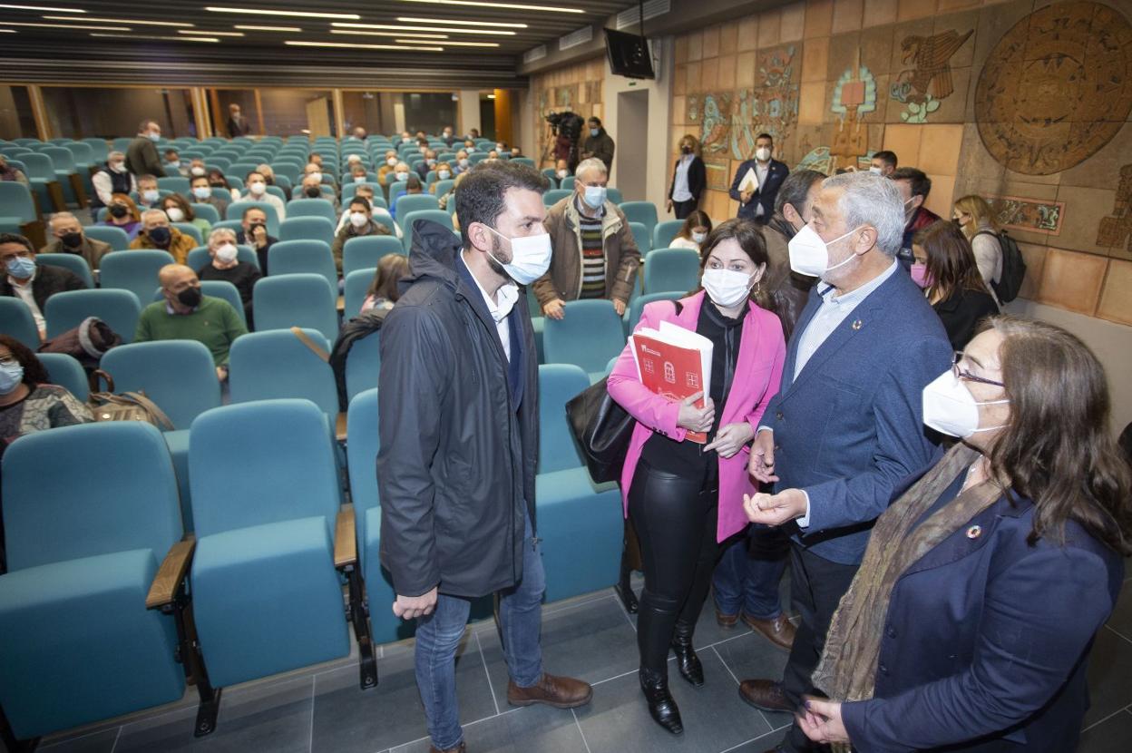 Encuentro del presidente de la Diputación con los representantes municipales, ayer en el San Francisco. 