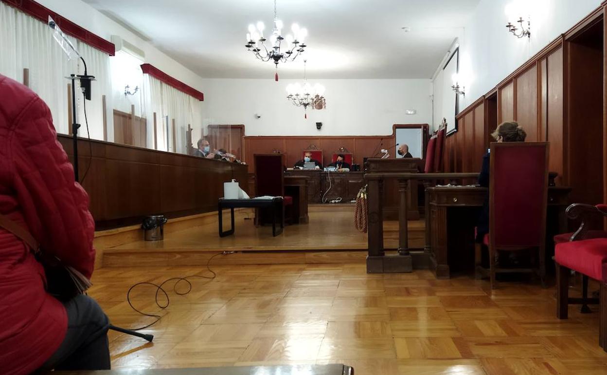 La acusada de abusar sexualmente de su nieto niega los hechos.