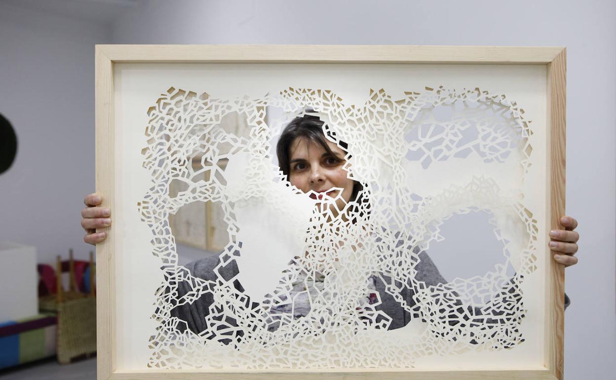 La artista Carolina Olivera inauguró ayer en Belleartes su exposición 'Umbrales'.