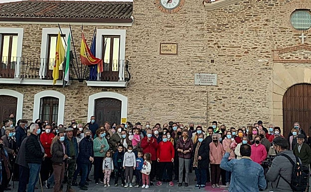 Los vecinos de Aldeacentenera se concentraron contra el cierre de su oficina bancaria. 