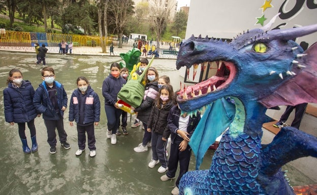 Alumnos del colegio Carmelitas con los dragones que están elaborando para San Jorge. 