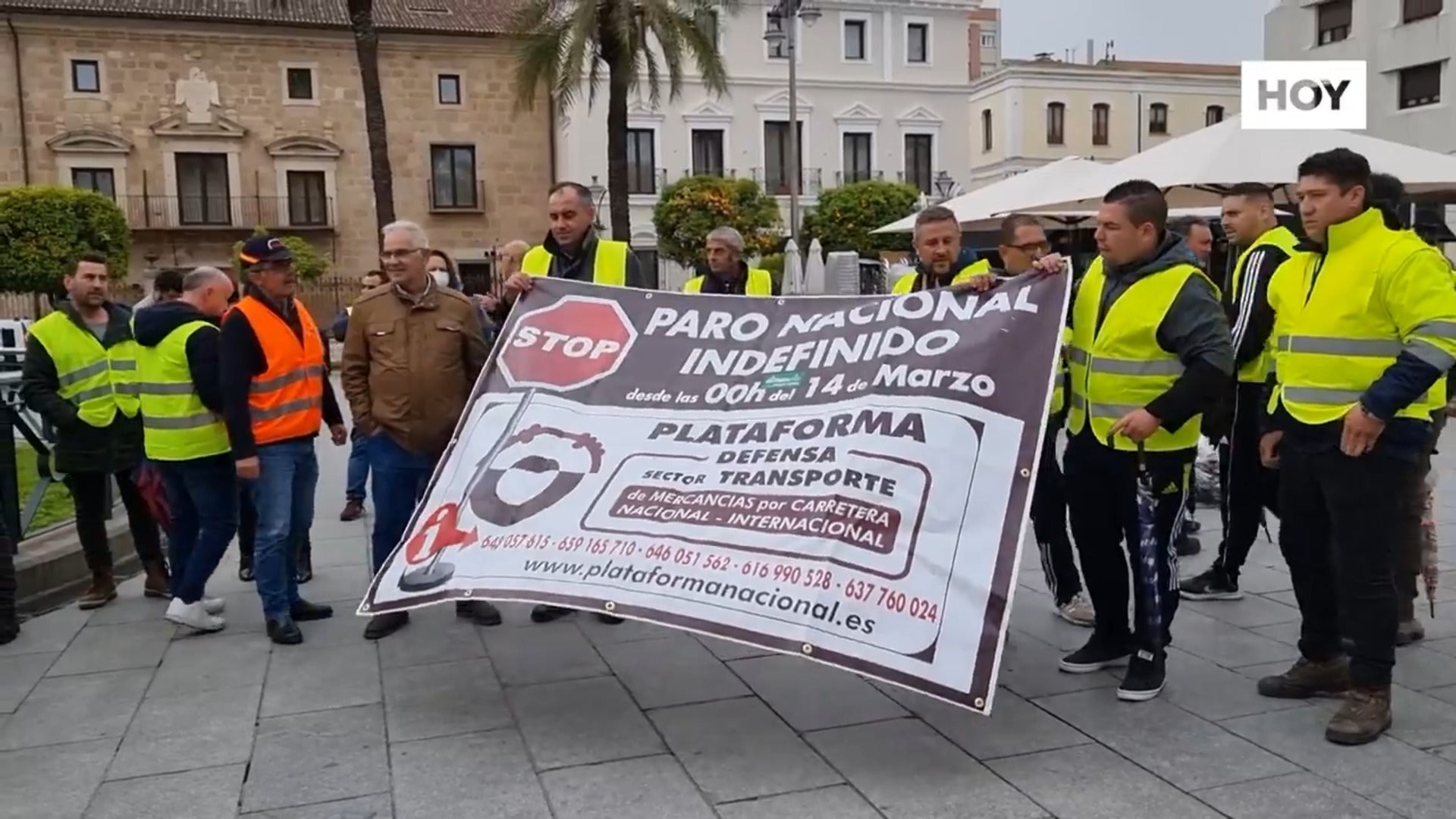 Los transportistas extremeños se bajan del camión para seguir las protestas en la calle