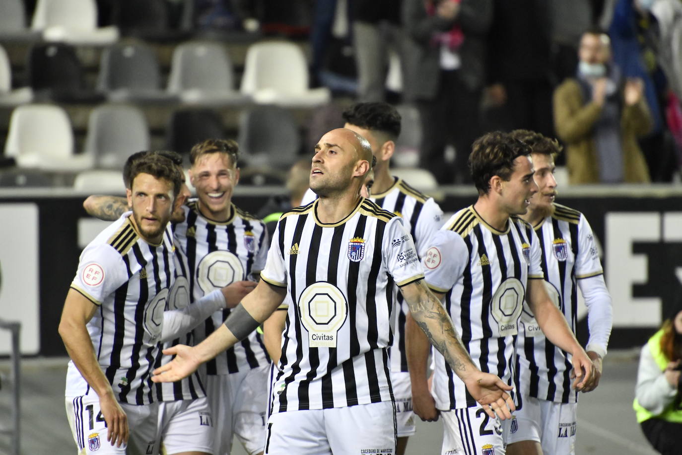 Fotos: Gran victoria del CD Badajoz ante el Real Irún