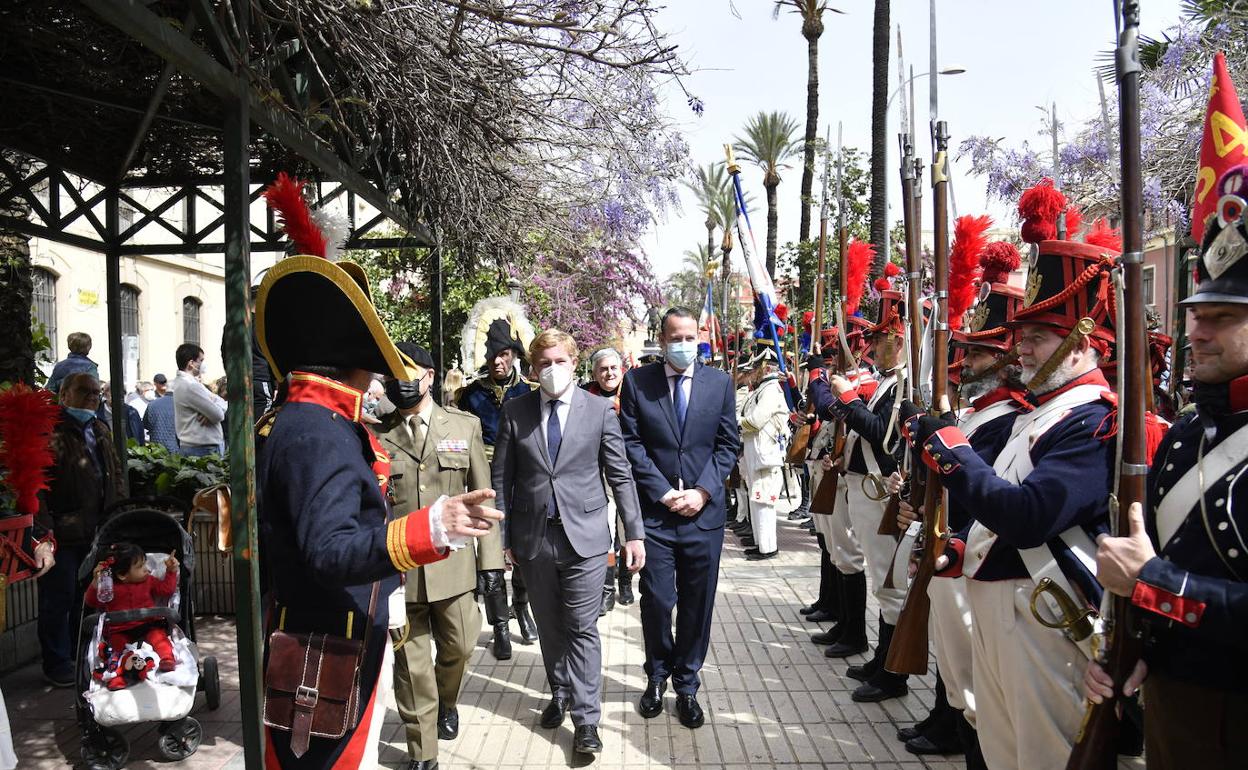 El alcalde, Ignacio Gragera, pasando revista a las diferentes tropas de recreadores, esta mañana en la avenida de Huelva. 