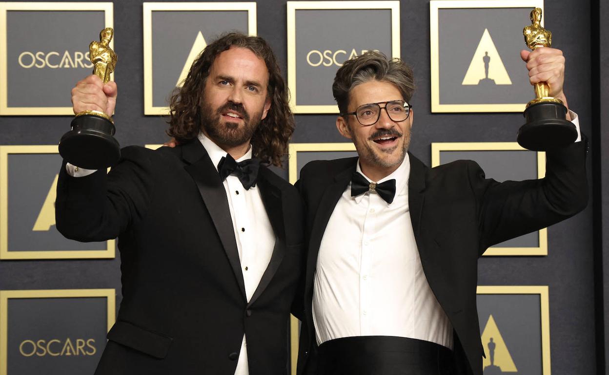 Leo Sánchez (izquierda) con la estatuilla al mejor cortometraje de animación. A la derecha, el directo del trabajo, Alberto Mielgo.