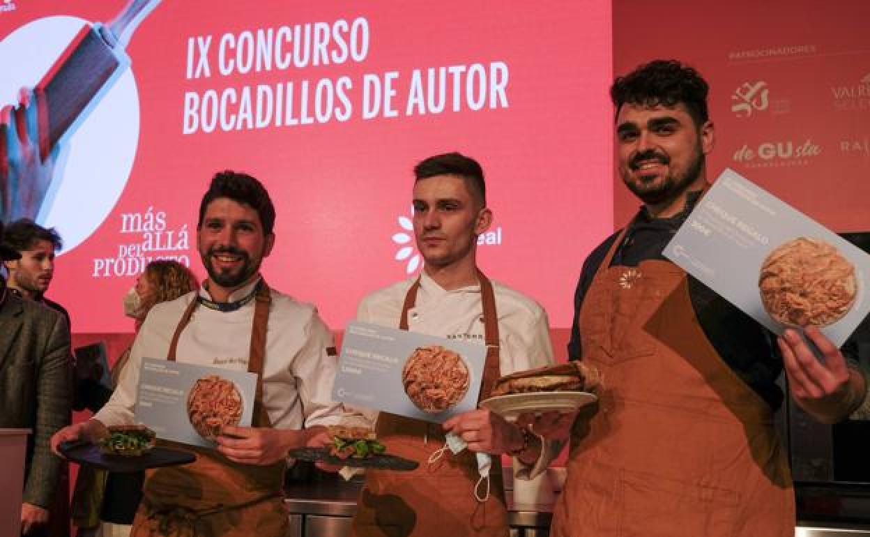 Josemi Martínez, a la izquierda, recogiendo el premio del concurso de Bocadillos de autor de Madrid Fusión.