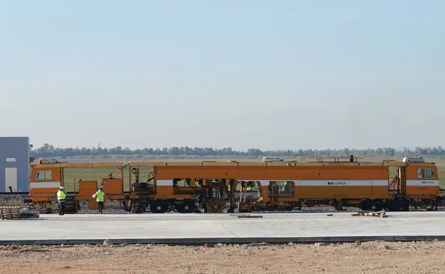 Obras para construir las vías y la terminal de mercancías ferroviarias en la plataforma logística de Badajoz. 