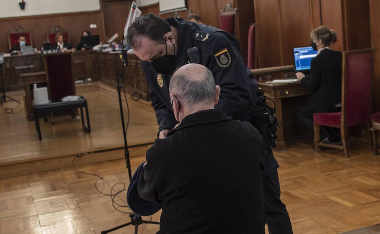 Un agente de la Guardia Civil le quita las esposas al acusado.