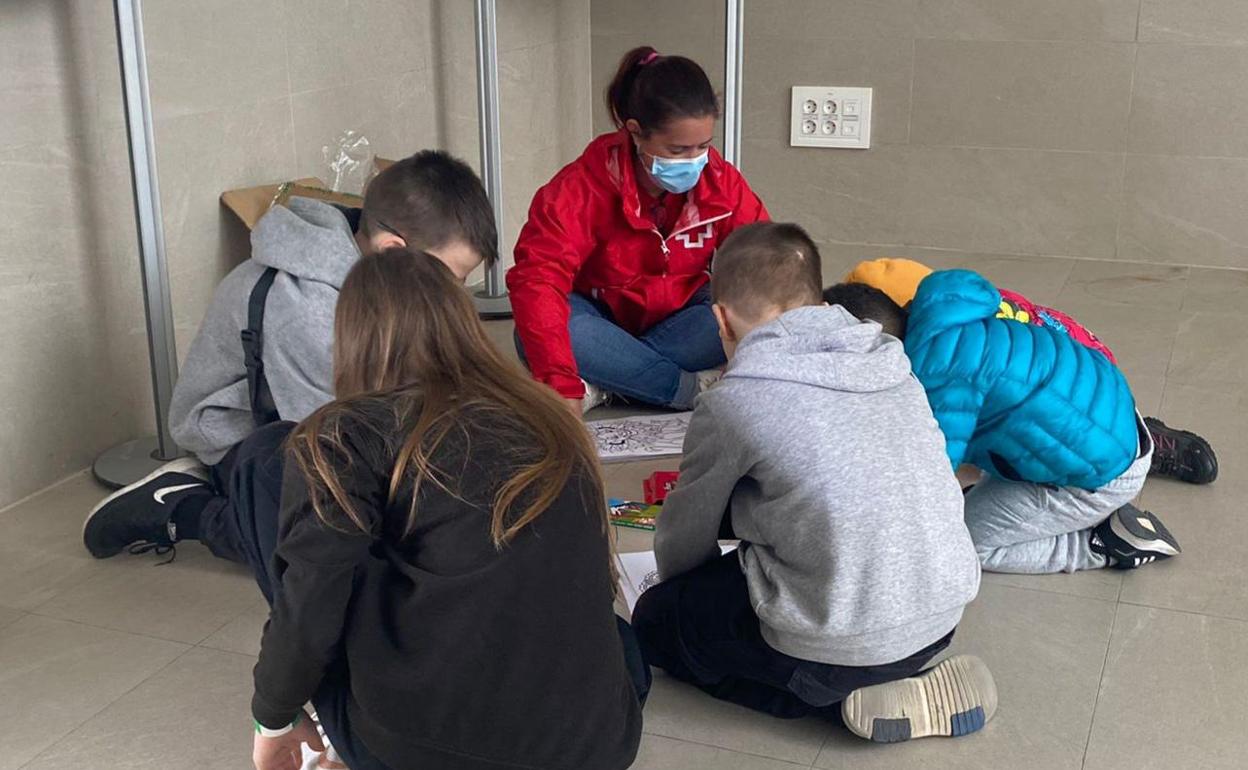 Personal de Cruz Roja atiende a niños ucranianos en Extremadura.