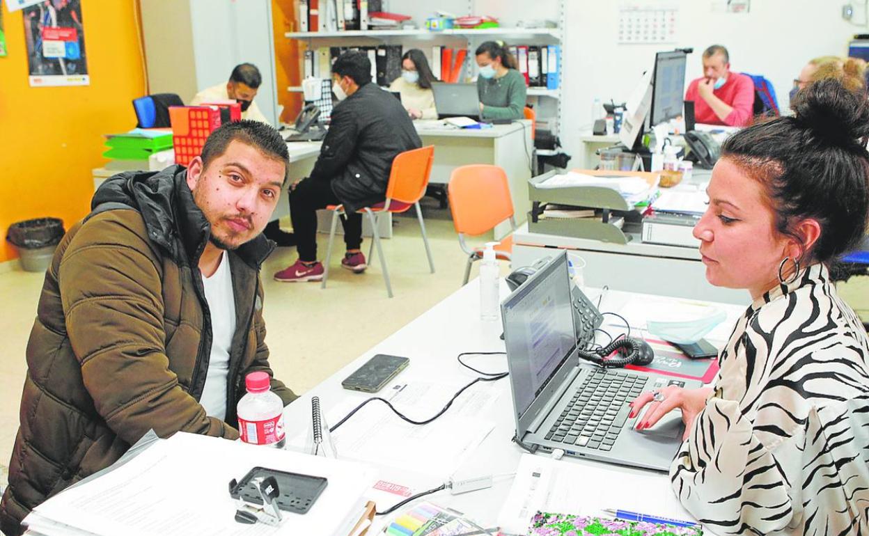 Adrián Hernández recibiendo información en una asociación de Cáceres, donde está haciendo un curso de camarero.