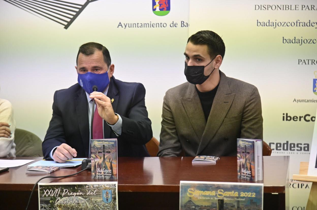 Ricardo Becerra con Juan Tinoco, pregonero de los costaleros. 