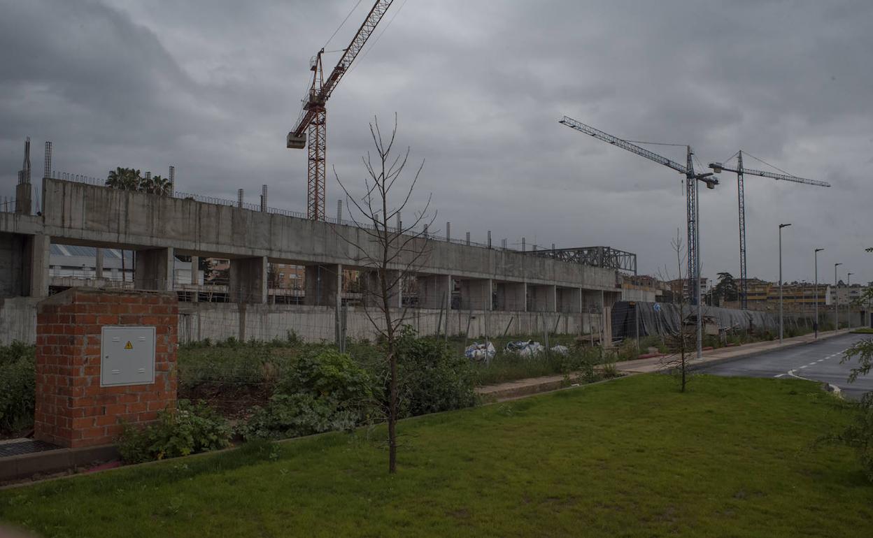 Obras de la piscina de la margen derecha, que están paradas. 