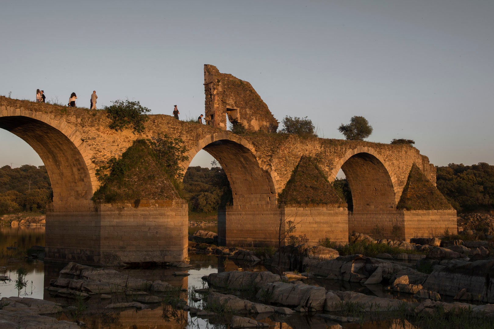 El puente de Ajuda, en Olivenza, unió España y Portugal durante dos siglos. El ejército español lo voló en 1709 y nunca se volvió a arreglar. Símbolo de las luchas territoriales, el monumento tiene al mismo tiempo un carácter turístico y familiar. 