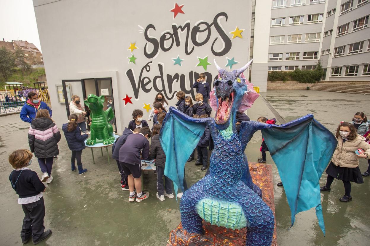 Dragón elaborado para el desfile por el colegio Carmelitas. 