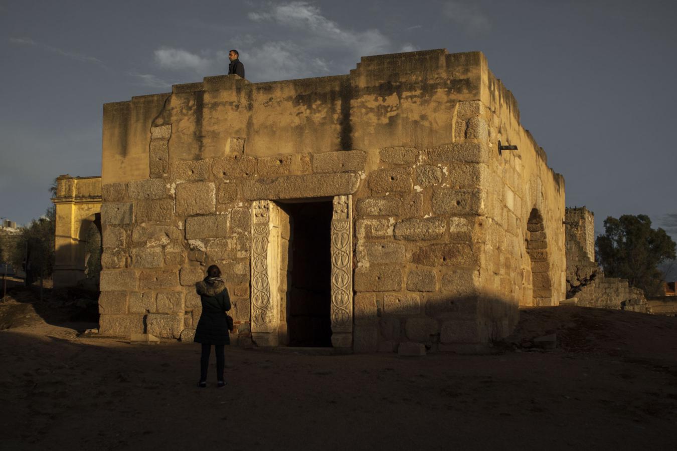 Entrada al aljibe de la Alcazaba de Mérida. En la obra fotográfica de Ruiz Toribio, el atardecer tiene especial relevancia: "Normalmente trabajo a esas horas, si no tengo que fotografiar un acontecimiento con horario fijo".