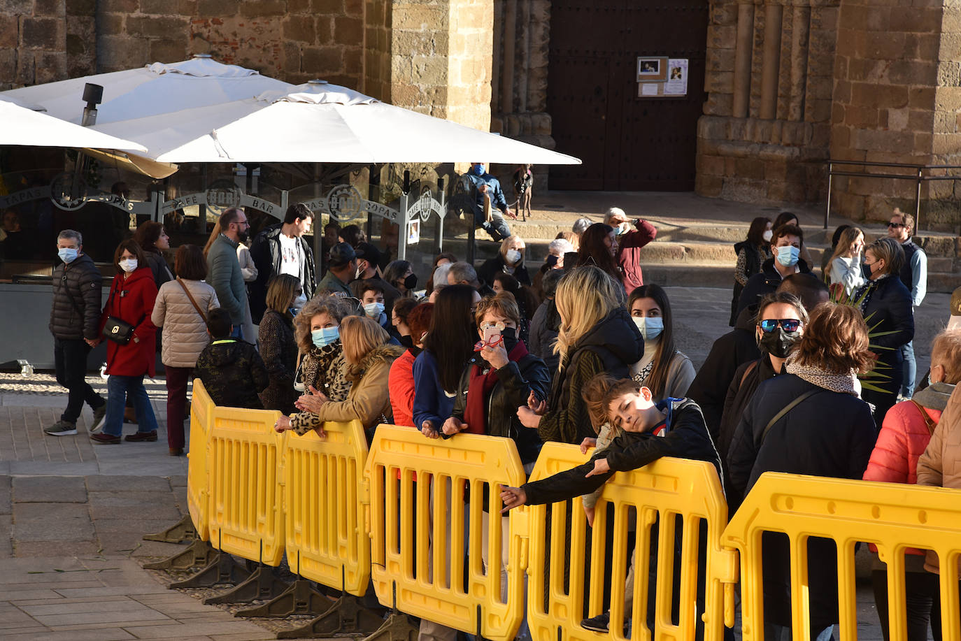 Fotos: Llegan al Palacio de Mirabel de Plasencia los invitados a la boda de Álvaro Falcó e Isabelle Junot