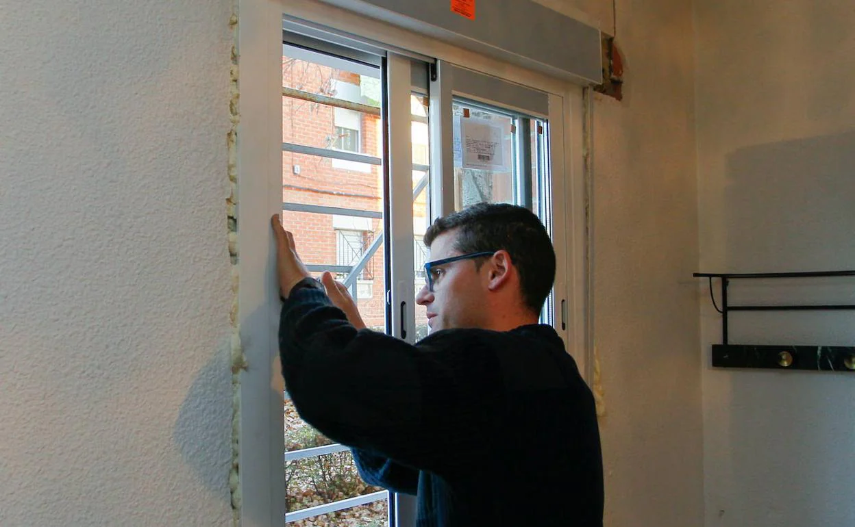 Un operario cambiando una ventana en una vivienda para lograr una mayor eficiencia energética. 