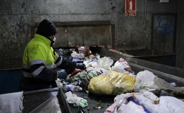 Trabajador vigilando la basura.