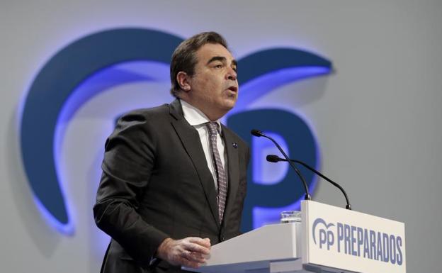 El vicepresidente de la Comisión Europea, Margaritis Schinas, durante su intervención en el congreso del PP. 