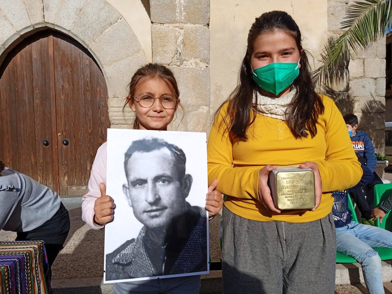 Fotos: Esparragosa coloca adoquines de la memoria en homenaje a cuatro vecinos víctimas del nazismo