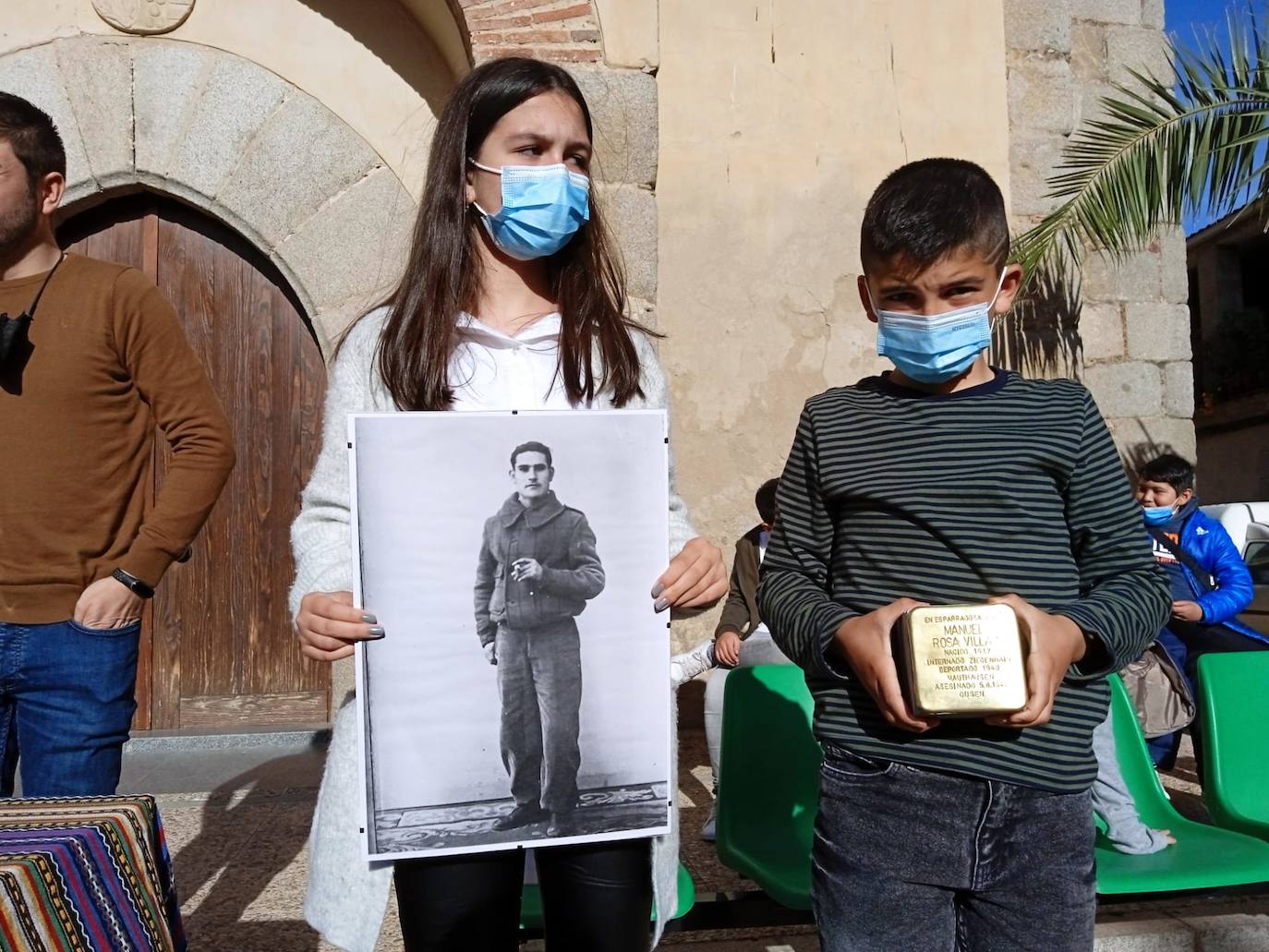 Fotos: Esparragosa coloca adoquines de la memoria en homenaje a cuatro vecinos víctimas del nazismo