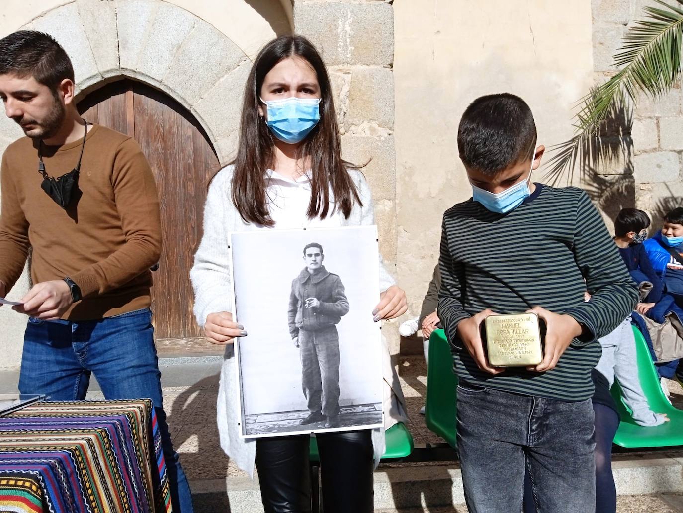 Fotos: Esparragosa coloca adoquines de la memoria en homenaje a cuatro vecinos víctimas del nazismo