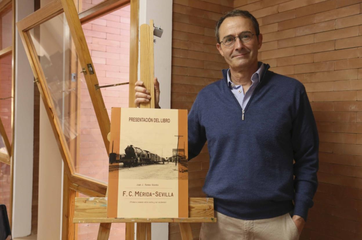 Juan José Ramos Vicente, en la Biblioteca Municipal de Mérida. 