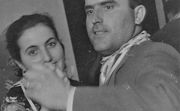 Leo y Marcelino, en un baile, de jóvenes. 