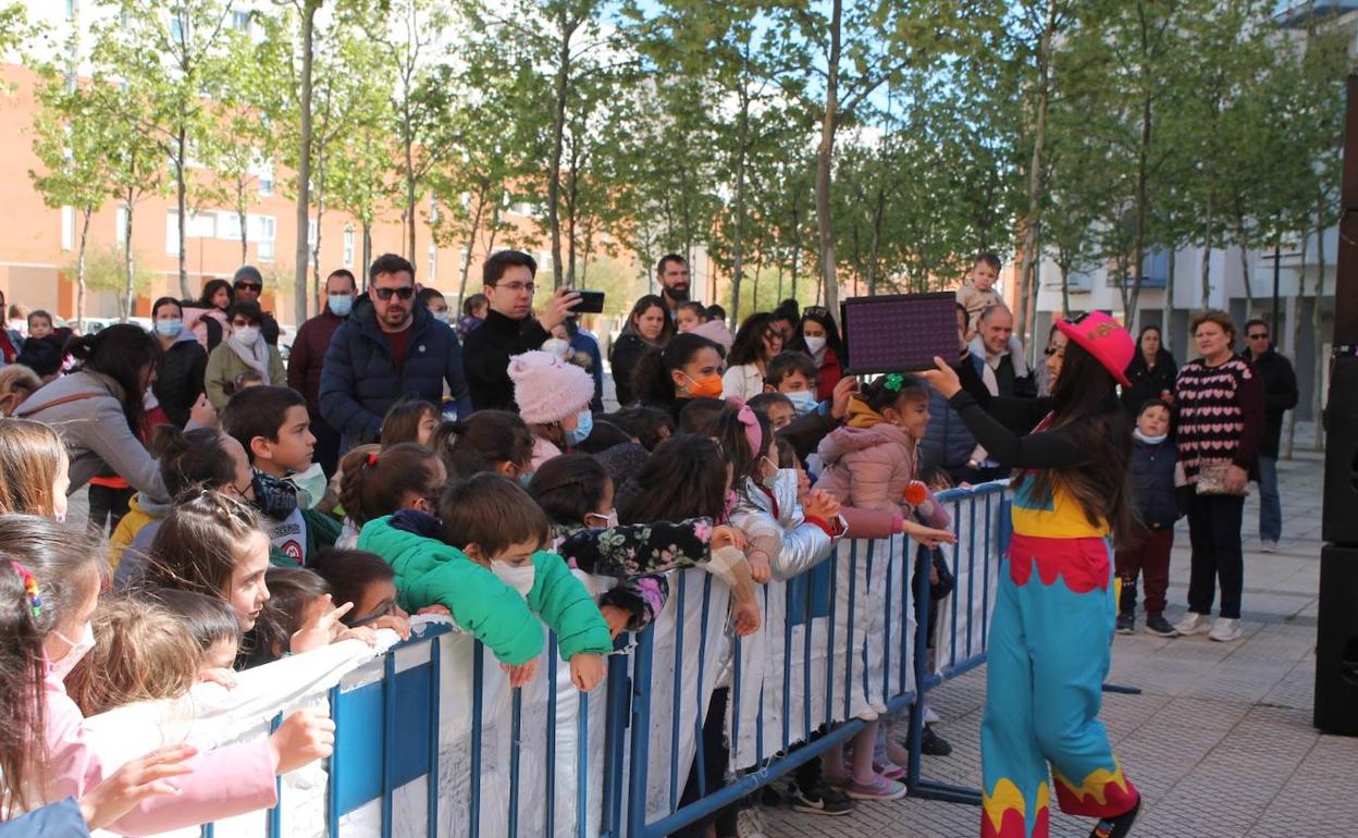 Niños concentrados esta mañana en Cerro Gordo para pedir el instituto. 