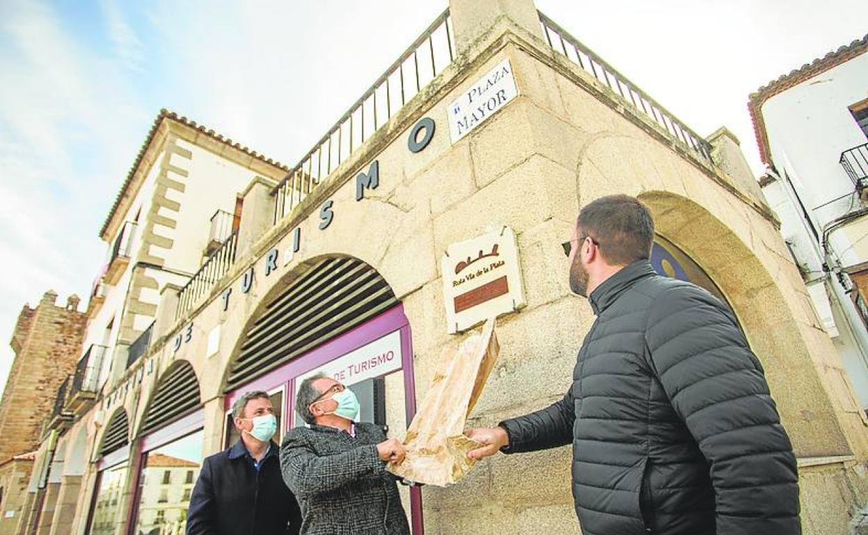 Momento en el que se descubrió la placa en la Plaza Mayor, este lunes. 
