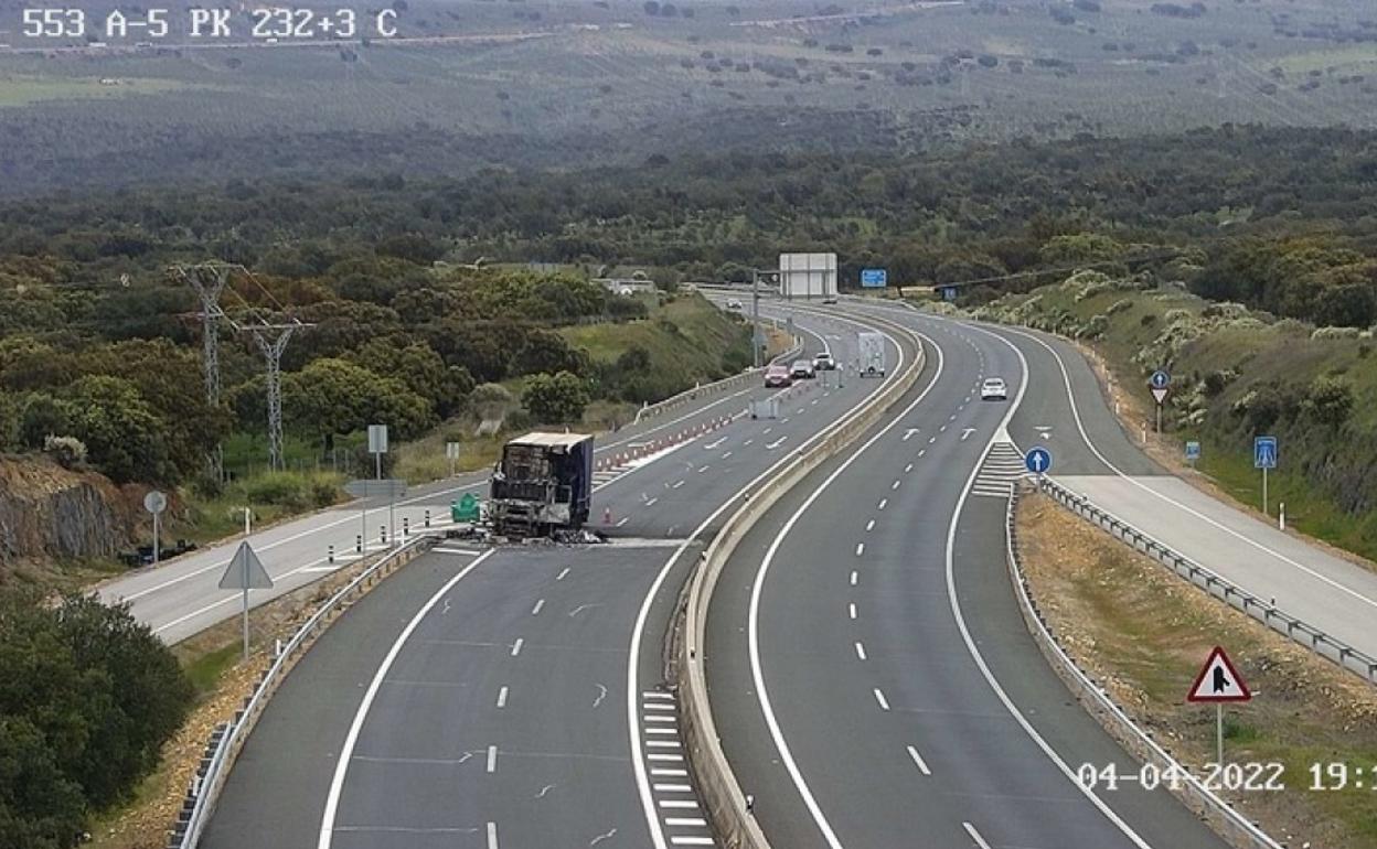 El camión ardió el pasado en la noche del viernes al sábado y aún permanece en la zona.