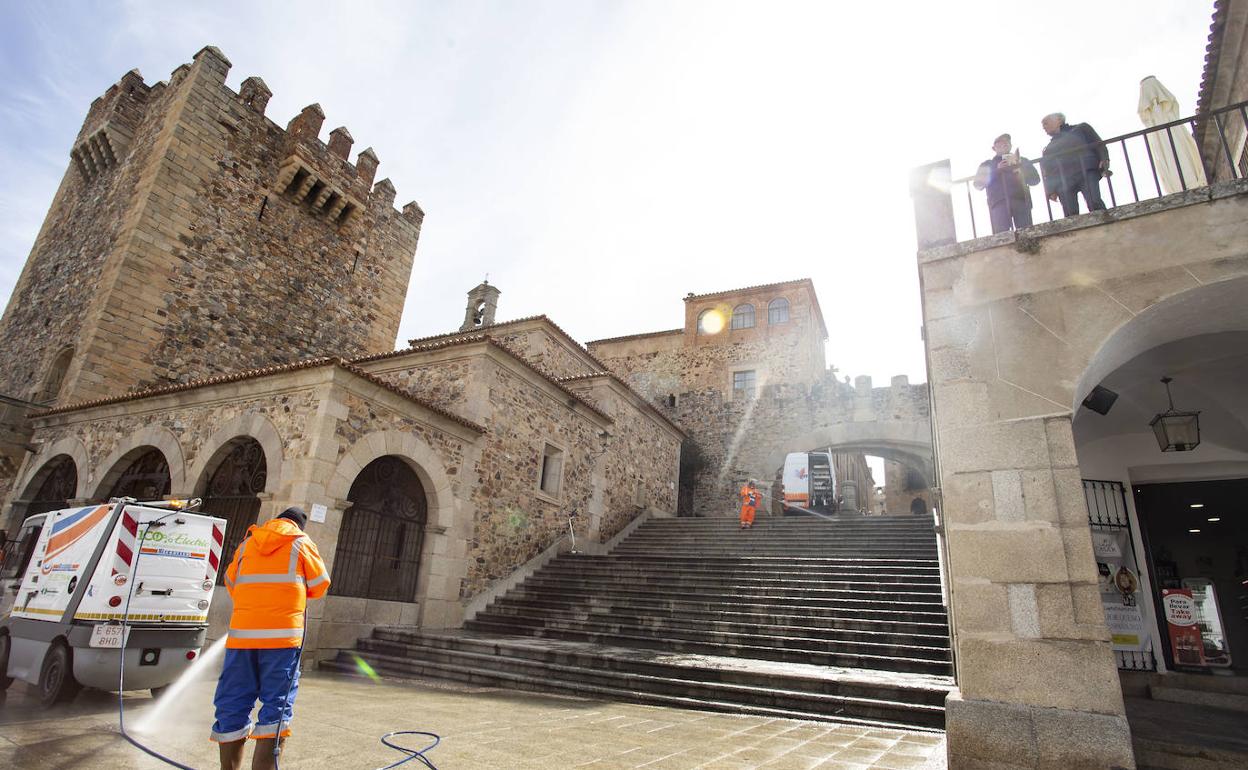 Campaña extraordinaria de limpieza para poner a punto la ciudad ante la llegada de la Semana Santa. 