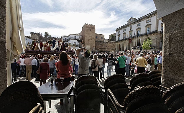Los hosteleros de Cáceres tendrán que retirar sus terrazas una hora antes del paso de las procesiones