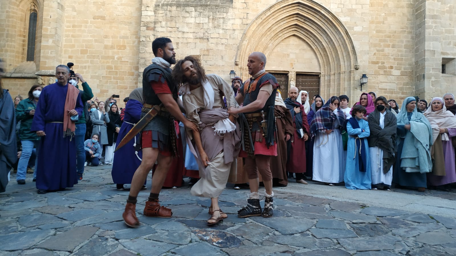 Fotos: Cientos de cacereños siguen la Pasión Viviente