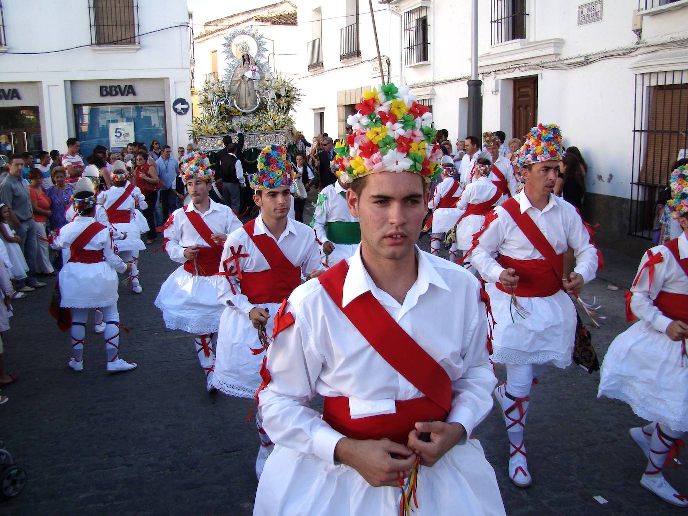 El cuadro está inspirado en los danzadores de Fregenal de la Sierra, que bailan los 8 de septiembre ante la Virgen de la Salud.