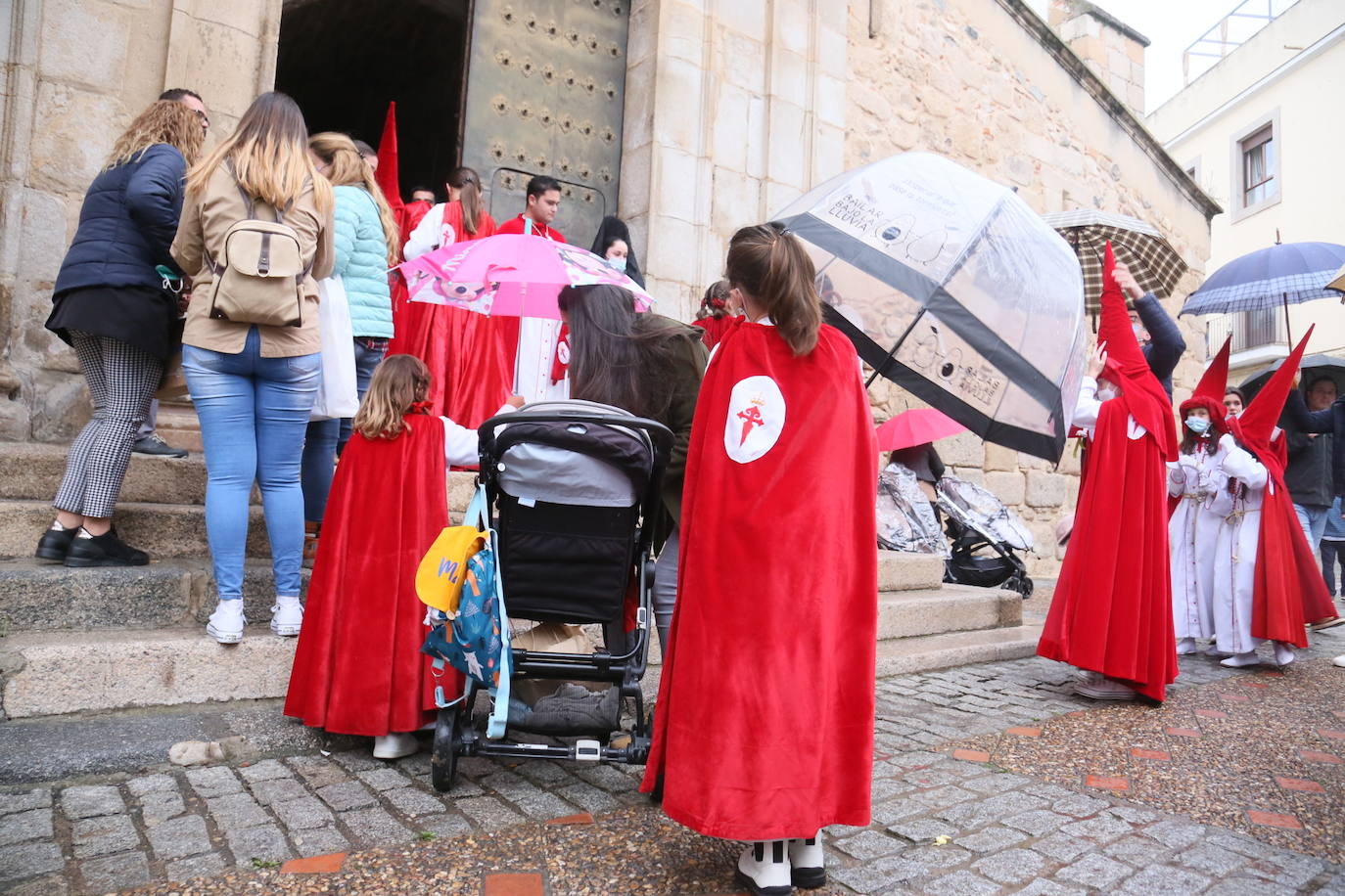 Los nazarenos entrando en la puerta de Santa María.