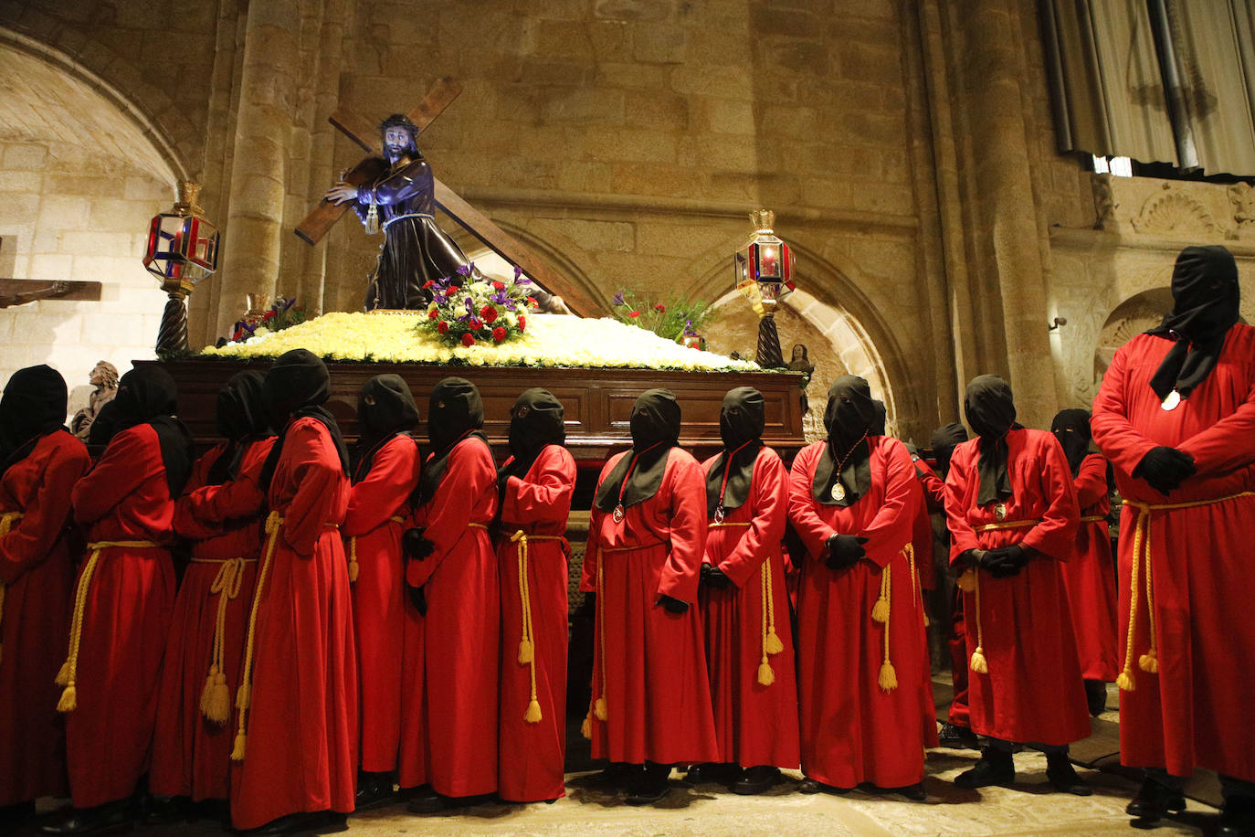 Fotos: Lunes Santo | La lluvia impide a Batallas y Salud desfilar el Lunes Santo en Cáceres