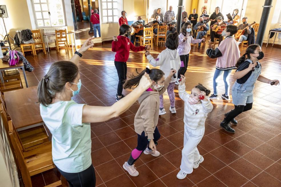 Algunos de los alumnos de la escuela y del grupo infantil en un ensayo conjunto. 