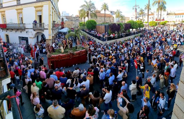 El paso de la Infantil cruza la Plaza de España. 