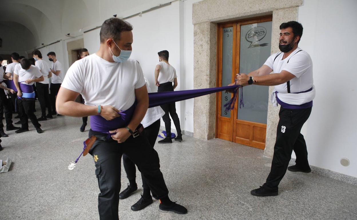 Puesta a punto de los costaleros antes de la hora del desfile, que después se suspendió. 