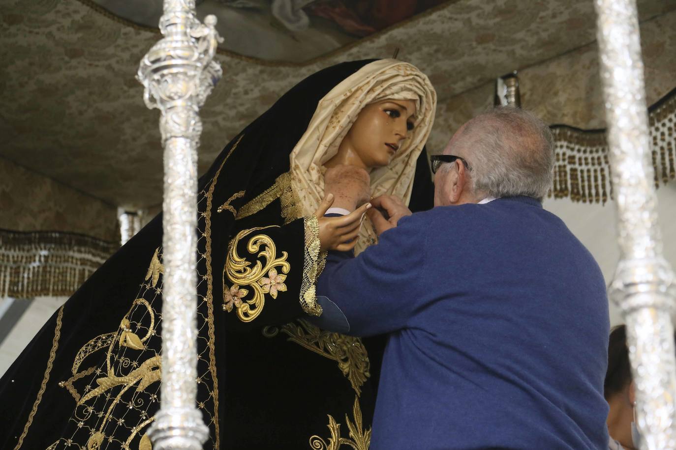 Preparando a la imagen del Mayor Dolor en Santa Eulalia. 