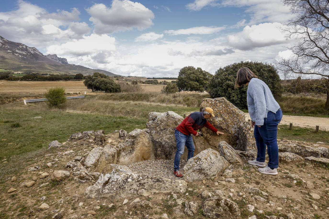 Dos turistas examinan este martes el dolmen de El Sotillo, en Leza (Álava)