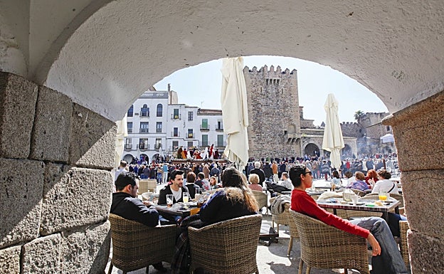 Imagen de archivo de las terrazas de la Plaza Mayor de Cáceres, durante el paso de las procesiones. 